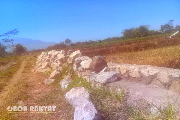 Bondowoso, Obor Rakyat - Pemerintah Desa (Pemdes) Sukodono, Kecamatan Pujer, Kabupaten Bondowoso sedang melangsungkan pekerjaan proyek berupa Irigasi yang bersember dari Dana Desa (DD) Tahun 2024.