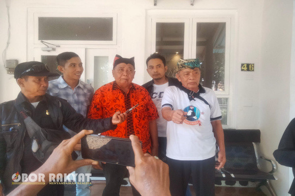 Banyuwangi, Obor Rakyat - Ratusan aktivis yang tergabung dalam Pemerhati Pendidikan Anak Bangsa (PPAB), kembali menggelar aksi demo di kantor Cabang Dinas Pendidikan (Cabdindik) Jawa Timur di wilayah Kabupaten Banyuwangi, Kamis (18/7/2024).