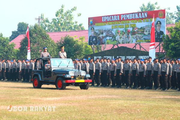 Mojokerto, Obor Rakyat - Wakapolda Jawa Timur, Brigjen Pol Akhmad Yusep Gunawan memimpin upacara pembukaan Pendidikan Pembentukan (Diktuk) Bintara Polri gelombang II Tahun Anggaran 2024 di Sekolah Polisi Negara (SPN) Polda Jatim, Mojokerto, Senin (22/7/2024). 