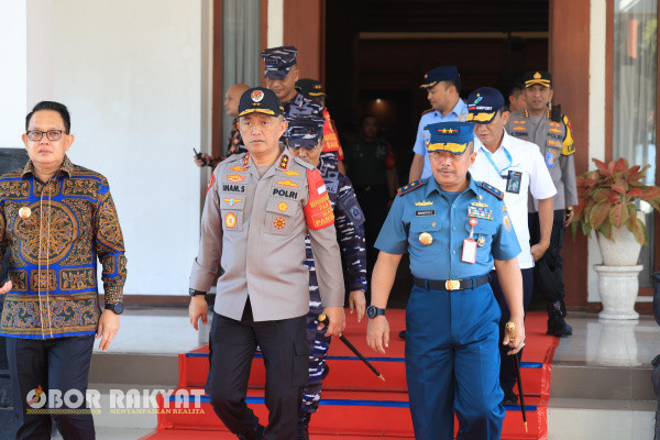 Surabaya, Obor Rakyat - Kapolda Jatim, Irjen Pol Drs Imam Sugianto,M.Si bersama Pangdam V Brawijaya,Mayjen TNI Rafael Granada Baay, Pj.Gubernur Jatim, Adhy Karyono, Pangko Armada II,Kapolrestabes Surabaya dan PJU Polda Jatim menyambut kedatangan Presiden RI, Joko Widodo di Surabaya, Senin (22/7/2024).