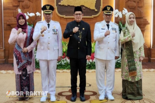 Surabaya, Obor Rakyat - Kepala Satpol PP Jawa Timur (Jatim), Hadi Wawan Guntoro dilantik sebagai Penjabat (Pj) Bupati Bondowoso bersamaan dengan Inspektur Khusus Inspektorat Jenderal Kementerian Dalam Negeri (Kemendagri), Teguh Narutomo yang dilantik sebagai Pj Bupati Jombang di Gedung Negara Grahadi Surabaya, Selasa (23/7/2024).
