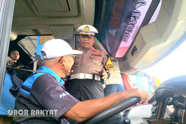 Lumajang, Obor Rakyat - Satuan Lalu Lintas (Satlantas) Polres Lumajang menggelar sosialisasi tertib lalu lintas dalam rangka Operasi Patuh Semeru 2024.