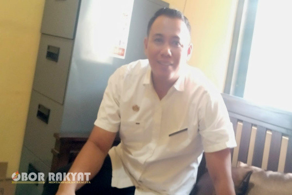 Bondowoso, Obor Rakyat - Surat Keputusan (SK) pengangkatan Sekretaris Desa (Sekdes) Wonosari, Kecamatan Grujugan, Kabupaten Bondowoso, Nurhasan diduga tabrak aturan yang ada atau batas umur sesuai dengan undang-undang dengan undang undang Nomor 6 tahun 2014 Pasal 51 ayat 1 huruf B dan Permendagri No 83 Tahun 2015 bahwa syarat menjadi perangkat desa usia paling rendah 20 tahun paling tinggi 42 tahun dan berpendidikan serendah rendahnya SLTA sederajat.
