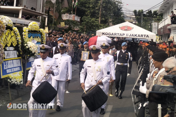Jakarta, Obor Rakyat - Jenazah mantan Wakil Presiden (Wapres) Ke-9, Hamzah Haz diberangkatkan dari rumah duka di Jalan Tegalan, Matraman, Jakarta Timur untuk dikebumikan di tempat pemakaman keluarga, Desa Jogjogan, Kawasan Puncak, Cisarua, Kabupaten Bogor, Jawa Barat, Rabu (24/7/2924).