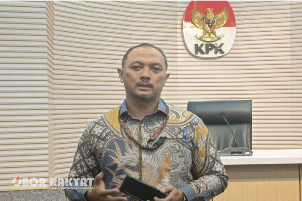 Jakarta, Obor Rakyat - Komisi Pemberantasan Korupsi (KPK) melakukan penggeledahan di sejumlah lokasi, terkait kasus dugaan korupsi bantuan presiden (banpres) atau bansos presiden.