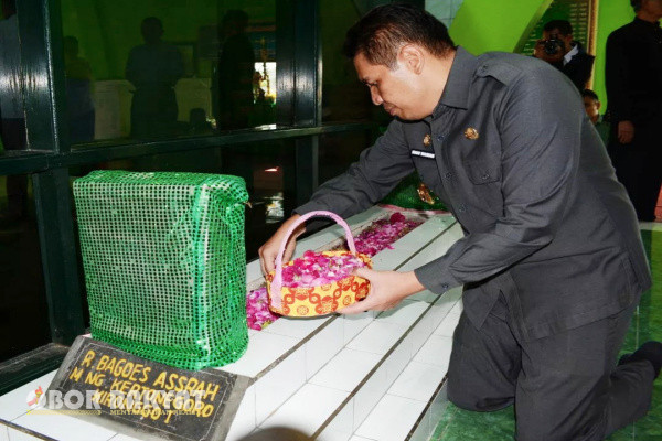 Bondowoso, Obor Rakyat - Sebagai upaya untuk menghormati sejarah dan tokoh pendiri Kabupaten Bondowoso, Pejabat (Pj) Bupati Bondowoso, Muhammad Hadi Wawan Guntoro ziarah ke makam Ki Ronggo (Raden Bagus Asra), di Kelurahan Sekarputih, Kecamatan Tegalampel, Rabu (24/7/2024).