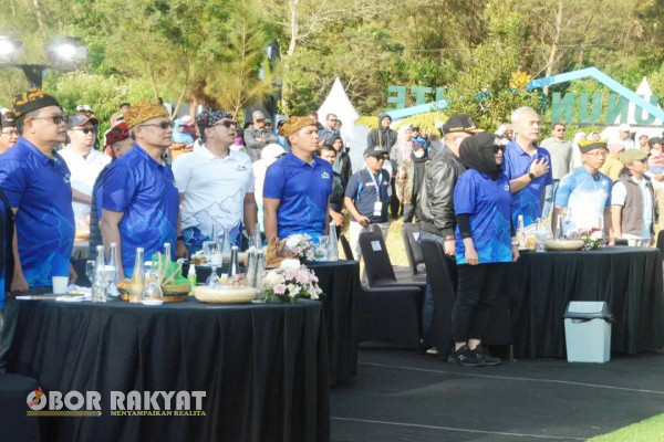 Bondowoso, Obor Rakyat - Pejabat (Pj) Bupati Bondowoso, Muhamad Hadi Wawan Guntoro menghadiri upacara penutupan (Closiny Ceremony) Tour de Banyuwangi Ijen yang berlangsung di Palduding Ijen, Kamis (25/7/2024).