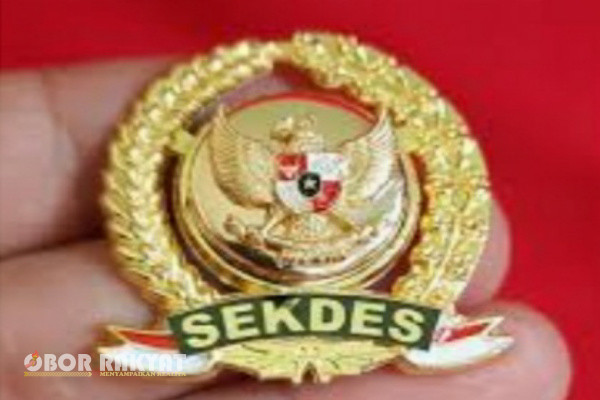 Bondowoso, Obor Rakyat - Surat Keputusan (SK) pengangkatan Sekretaris Desa (Sekdes) Wonosari, Kecamatan Grujugan, Kabupaten Bondowoso, Nurhasan dikabarkan "tabrak" aturan yang ada atau batas umur sesuai dengan undang-undang dengan undang undang Nomor 6 tahun 2014 Pasal 51 ayat 1 huruf B dan Permendagri No 83 Tahun 2015 bahwa syarat menjadi perangkat desa usia paling rendah 20 tahun paling tinggi 42 tahun dan berpendidikan serendah rendahnya SLTA sederajat.
