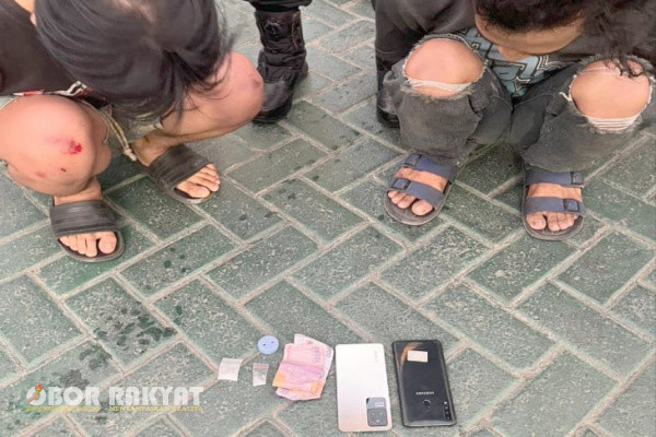 Surabaya, Obor Rakyat - Dua pria asal Gubeng kertajaya, Surabaya apes saat Tim Respati Satmapta menggelar patroli. Mereka kedapatan menggembol (Membawa) psikotropika golongan 1 yakni sabu.