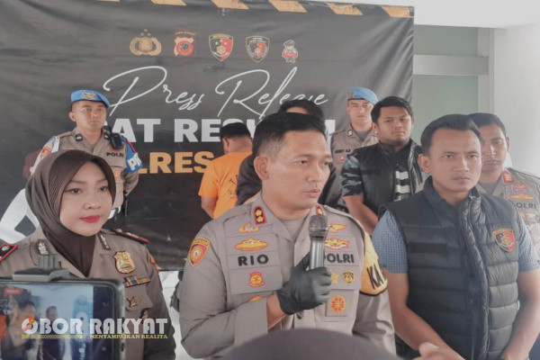 Bogor, Obor Rakyat - Kepolisian Resor (Polres) Bogor tindaklanjuti proses hukum terkait penyerahan pelaku pemerasan yang mengaku bagian dari pegawai Komisi Pemberantasan Korupsi (KPK).