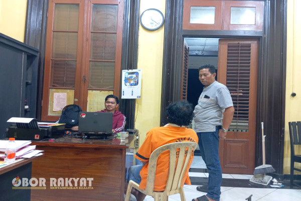 Bondowoso, Obor Rakyat - Satresnarkoba Polres Bondowoso, berhasil mengamankan seoarang lelaki inisial LLD (42) yang diduga melakukan tindak pidana dengan mengedarkan Narkotika jenis Sabu, bertempat di Desa Gununganyar, Kecamatan Tapen, Jumat (26/7/2024), sekitar jam 18.00 WIB.