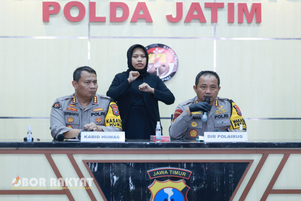 Surabaya, Obor Rakyat - Direktorat Kepolisian Perairan dan Udara (Ditpolairud) Polda Jatim, berhasil menangkap perempuan berinial FR (45) warga Pasuruan, yang diduga pelaku perakit Bom Bondet atau Bom ikan untuk dijual kembali.