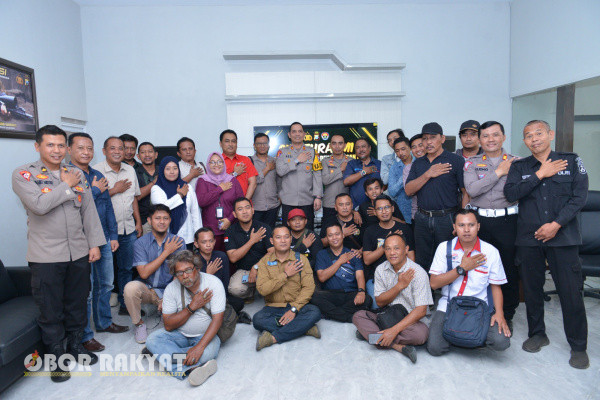 Situbondo, Obor Rakyat - Kapolres Situbondo AKBP Rezi Darmawan menciptakan momen yang penuh keakraban dengan para wartawan di Kabupaten Situbondo.