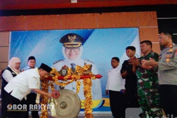 Situbondo, Obor Rakyat - Bupati Situbondo, Karna Suwandi me-launching layanan inovasi Aplikasi "Ayo Bekerja".