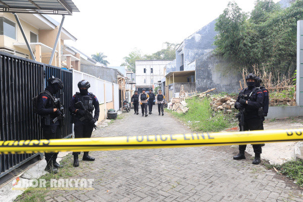 Jakarta, Obor Rakyat - Detasemen Khusus (Densus) 88 Antiteror Polri berhasil menangkap terduga tindak pidana terorisme berinisial HOK (19), di Jalan Langsep, Kelurahan Sisir, Kecamatan Baru, Malang, Rabu (31/7/2024), malam.