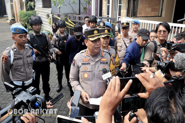 Batu, Obor Rakyat - Densus 88 Anti Teror Mabes Polri dibantu oleh Tim Labfor dan Jibom Sat Brimob Kepolisian Daerah Jawa Timur (Polda Jatim) melakukan penggeledahan dan olah TKP selama tujuh jam di rumah terduga pelaku teroris, kawasan kompleks Perumahan Bunga Tanjung, Dusun Jeding, Desa Junrejo, Kecamatan Junrejo, Kota Batu.