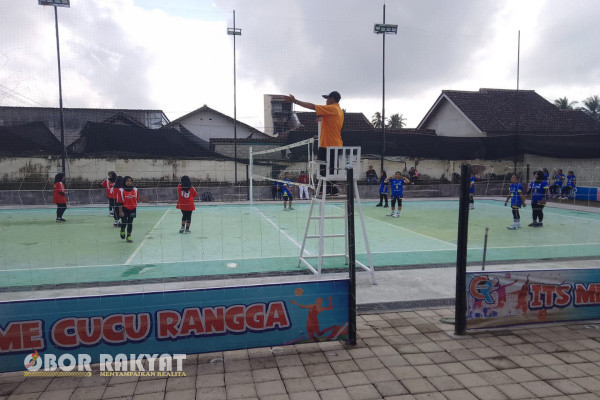 Banyuwangi, Obor Rakyat - Guna menciptakan kesempatan bagi siswa dari berbagai sekolah untuk bertemu, berinteraksi, dan membangun ikatan persaudaraan yang kuat, melalui olahraga Sekolah Menengah Pertama (SMP) dan Madrasah Tsanawiyah (Mts) se-Kecamatan Srono, Kabupaten Banyuwangi, menggelar pertandingan persahabatan bola voli antar sekolah.