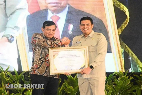 Bondowoso, Obor Rakyat - Pejabat (Pj) Bupati Bondowoso, Muhamad Hadi Wawan Guntoro menerima penghargaan bergengsi Anubhawa Sasana Desa/Kelurahan Sadar Hukum tingkat provinsi Jawa Timur 2024.