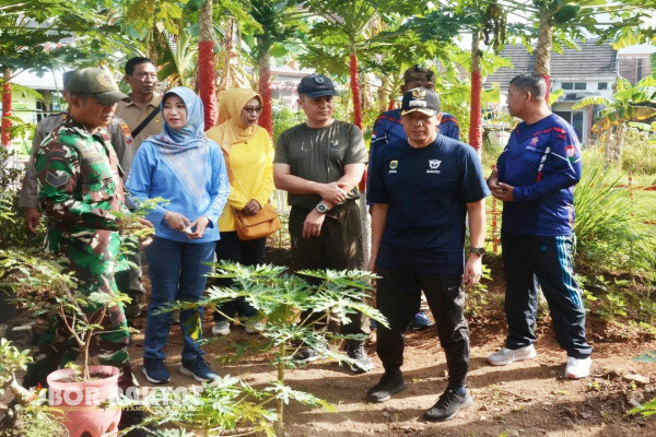 Bondowoso, Obor Rakyat - Dalam rangka menyambut KSAT Award tahun 2024, Pejabat (Pj) Bupati Bondowoso, Muhamad Hadi Wawan Guntoro, mengambil langkah proaktif dengan melaksanakan kerja bakti di Kampung Pancasila, Kelurahan Nangkaan, Kecamatan Bondowoso, Jumat (2/8/2024).