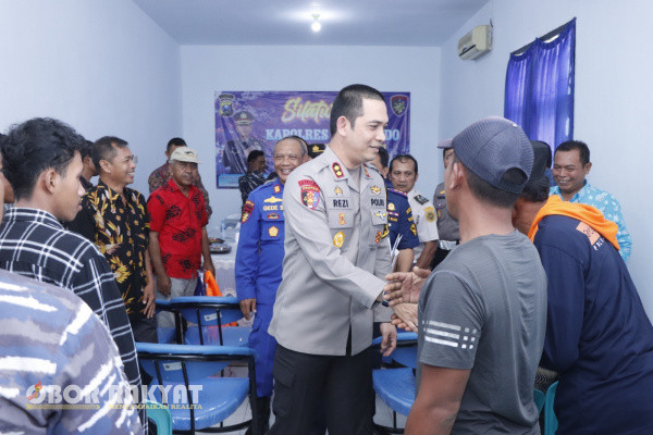 Situbondo, Obor Rakyat– Kapolres AKBP Rezi Dharmawan bertatap muka dengan masyarakat nelayan dan pengguna jasa laut di wilayah Kabupaten Situbondo.