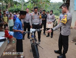 Pelajar Yatim Piatu yang Jalan Kaki 5 Km Tiap Pergi dan Pulang Sekolah, Kini Dapat Sepeda dari Kapolres Jember 