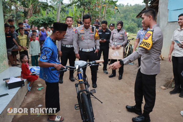 Jember, Obor Rakyat - Terenyuh oleh kisah seorang pelajar yang harus jalan kaki bahkan berlari setiap hari untuk pergi dan pulang sekolah, Kapolres Jember, AKBP Bayu Pratama Gubunagi mencari dan kunjungi rumah anak tersebut.