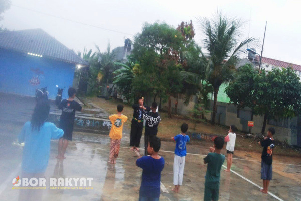 Jakarta, Obor Rakyat - 10 peserta anggota baru anak-anak didik dini, dari SD hingga SMP mengikuti latihan silat perguruan Ikatan Pencak Silat Indonesia (IPSI) Panca Tunggal Panca Buana Tengah Bambu Kuning.