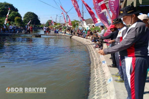 Situbondo, Obor Rakyat – Dinas Petenakan dan Perikanan (Disnakkan) Situbondo menyelenggarakan lomba mancing dalam rangka memperingati HUT Hari Jadi Kabupaten Situbondo (Harjakasih) ke- 206 dan HUT RI ke- 79, di tahun 2024.