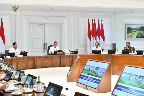 Jakarta, Obor Rakyat - Presiden Joko Widodo (Jokowi) memimpin Rapat Terbatas mengenai Rencana Kerja Pemerintah, Nota Keuangan, dan RAPBN Tahun 2025, Senin (5/8/2024), di Kantor Presiden, Istana Kepresidenan Jakarta.