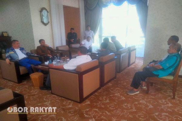 Banyuwangi, Obor Rakyat - Kepala Cabang Dinas Pendidikan (Kacabdindik) Provinsi Jawa Timur wilayah Banyuwangi, Ahmad Jaenuri selalu mangkir dalam undangan hearing yang di jembatani oleh Dewan Perwakilan Rakyat Daerah (DPRD) Banyuwangi.