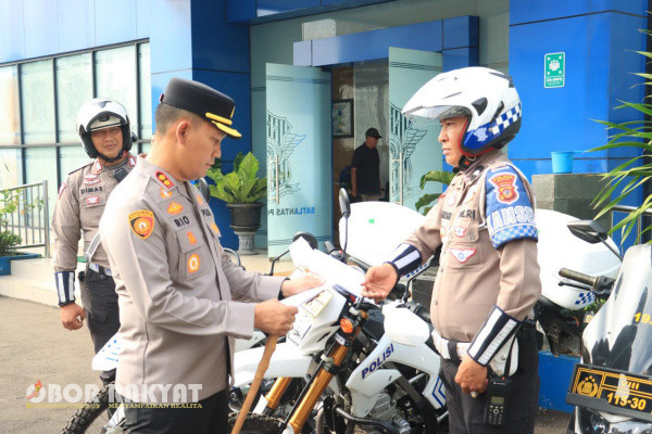 Bogor, Obor Rakyat - Sebagai bentuk upaya Kelancaran pengamanan Pemilihan Kepala Daerah (Pilkada) operasi Mantap Praja 2024, Polres Bogor menggelar Apel pengecekan kendaraan dinas, Senin (5/8/2024), di lapangan Apel Polres Bogor, dimulai pukul 08.00 sampai dengan pukul 09.00 WIB.