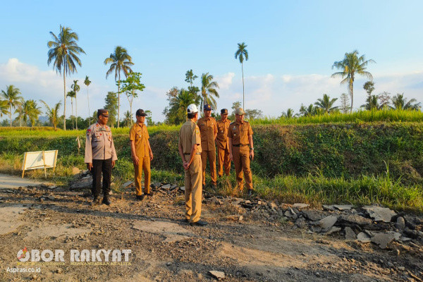 Bondowoso, Obor Rakyat - Dalam rangka monitoring peningkatan Jalan Wonosari - Patemon, Kecamatan Wonosari, Pejabat (Pj) Bupati Bondowoso, Muhamad Hadi Wawan Guntoro meninjau langsung lokasi proyek tersebut, Senin (5/8/2024) sore hari.