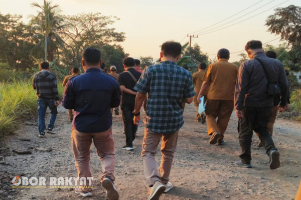 Bondowoso, Obor Rakyat - Memasuki hari ke 13 hari, Muhamad Hadi Wawan Guntoro sebagai Pejabat (Pj) Bupati Bondowoso terkesan menggunakan "Jam Karet". Pasalnya, dia untuk menghadiri acara monitoring proyek strategis daerah pada peningkatan jalan Wonosari - Patemon di Kecamatan Wonosari yang diselenggarakan oleh Dinas Bina Marga Sumber Daya Air dan Bina Konstruksi (BSBK), terkesan molor.