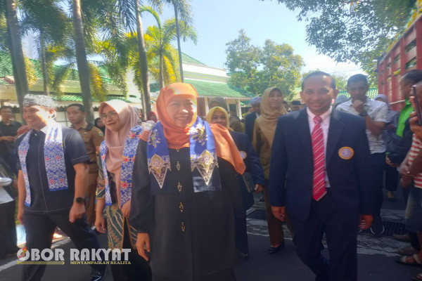 Bondowoso, Obor Rakyat - Pendopo Raden Bagus Asra (RBA) Kabupaten Bondowoso, Provinsi Jawa Timur, pada hari ini, Selasa (6/8/2024), ada dua kegiatan, yakni pelantikan pengurus Ikatan Alumni Universitas Airlangga Cabang Bondowoso dan Bazar Murah.