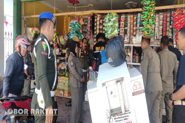 Bondowoso, Obor Rakyat - Satuan Polisi Pamong Praja (Satpol PP) bersama Bea Cukai Jember, dan Polisi Militer yang tergabung dalam giat operasi gabungan (Opgab) melakukan pemberantasan peredaran rokok ilegal di dua kecamatan wilayah Kabupaten Bondowoso.