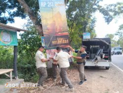Tegakkan Aturan dan Tingkatkan PAD, Satpol PP Bondowoso Tertibkan Banner Kadaluarsa 