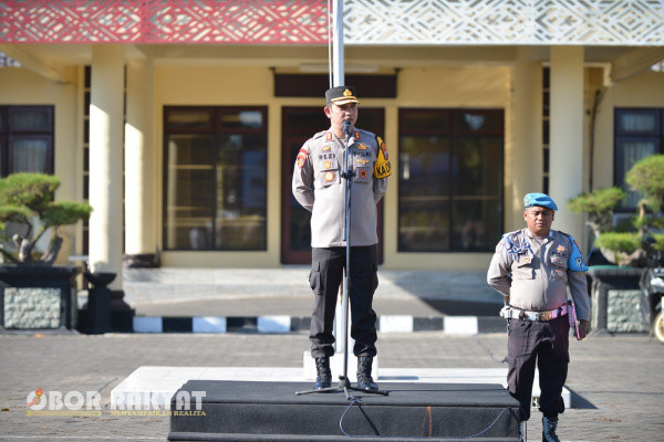 Situbondo, Obor Rakyat – Kapolres Situbondo AKBP Rezi Dharmawan, memimpin apel pagi.