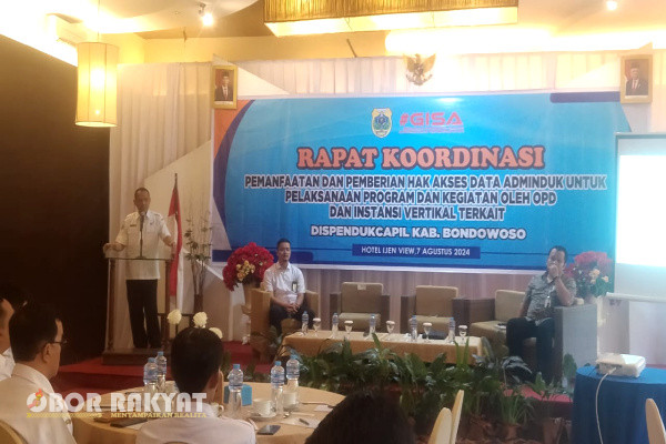 Bondowoso, Obor Rakyat - Dinas Kependudukan dan Catatan Sipil (Dispendukcapil) Kabupaten Bondowoso, menyelenggarakan rapat koordinasi pemanfaatan dan pemberian hak akses data administrasi kependudukan (Adminduk) untuk pelaksanaan program serta kegiatan oleh OPD atau instansi vertikal terkait, Rabu (7/8/2024), di hotel Ijen View.