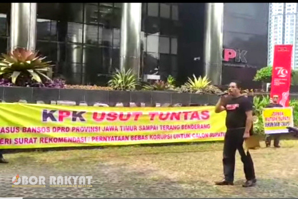 Jakarta, Obor Rakyat - Sejumlah aktivis antikorupsi Kabupaten Jember, Provinsi Jawa Timur, mendatangi kantor Komisi Pemberantasan Korupsi (KPK) di Jakarta, Rabu (7/8/2024).