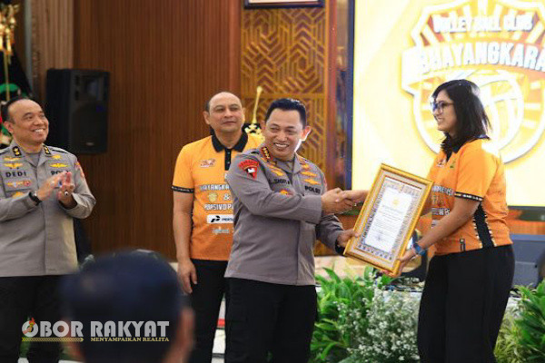 Jakarta, Obor Rakyat - Kepala Kepolisian Negara Republik Indonesia (Kapolri), Jenderal Pol Listyo Sigit Prabowo didampingi Irwasum Polri Komjen Pol Ahmad Dofiri, Kabareskrim Polri Komjen Pol Wahyu Widada, Asisten Kapolri Bidang SDM Irjen Pol Dedi Prasetyo serta Kadiv Humas Polri Irjen Pol Sandi Nugroho menyambut tim voli Jakarta Bhayangkara Presisi dan Popsivo Polwan yang dipimpin Manajer tim Irjen Pol Pipit Rismanto, Rabu malam (07/08/2024) di Rupatama, Mabes Polri, Jakarta selatan. 
