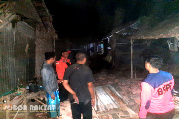 Situbondo, Obor Rakyat - Diduga karena kayu penyangganya rapuh dimakan usia, sebuah rumah semi permanen dengan dinding gedek atau anyaman bambu milik nenek Buyani (62) warga Dusun Bukol Manis, Desa Kedungdowo, Kecamatan Arjasa, Kabupaten Situbondo ambruk, Kamis (8/8/2024).