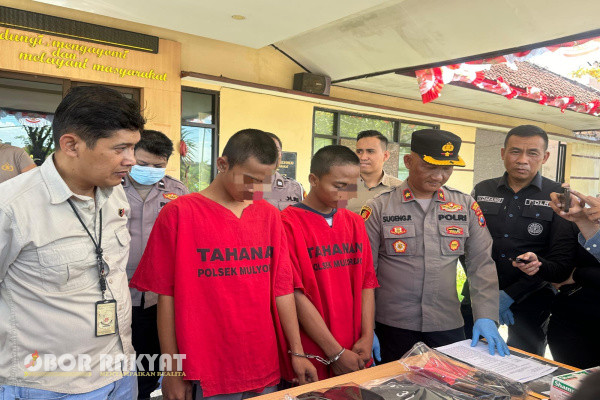 Surabaya, Obor Rakyat - Anggota Reskrim Polsek Mulyorejo, Polrestabes Surabay berhasil membekuk dua pelaku Jambret yang menyasar Emak-emak di area parkir Mall Pakuwon City, Surabaya.
