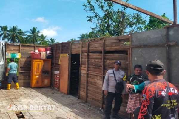 Kubu Raya, Obor Rakyat - Hujan deras disertai angin puting beliung menerjang Desa Pal Sembilan, Kecamatan Sungai Kakap, Kabupaten Kubu Raya, Kalimantan Barat, Kamis (8/8/2024).