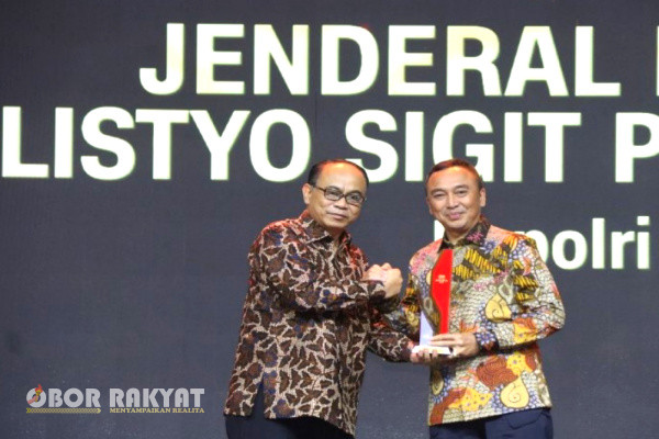 Semarang, Obor Rakyat – Kepala Kepolisian Negara Republik Indonesia (Kapolri) Jenderal Polisi Drs. Listyo Sigit Prabowo terima penghargaan Extraordinary Dedication of Patriotism dari CNN Indonesia Award 2024.