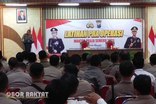 Jember, Obor Rakyat - Dalam rangka menghadapi pelaksanaan Pilkada 2024, Polres Jember Polda Jatim menggelar Latihan Pra Operasional (Latraops) Mantap Praja Semeru 2024, Rabu (14/8/2024).
