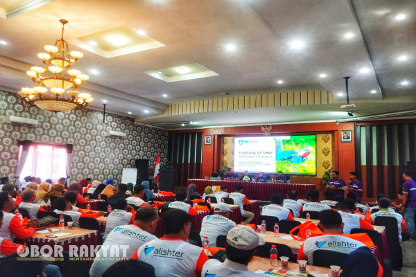 Situbondo, Obor Rakyat - Sebagai bagian untuk meningkatkan pengetahuan dan keterampilan petani dalam penggunaan pestisida, Aliansi Stewardship Herbisida, (Alishter) menggelar Training of User khusus pestisida terbatas di Kabupaten Situbondo, Jawa Timur.