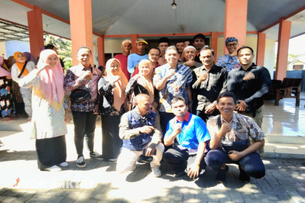 Bondowoso, Obor Rakyat - Pejabat (Pj) Bupati Bondowoso, Muhamad Hadi Wawan Guntoro, monitoring dan evaluasi (Monev) pelaksanaan bantuan pangan tahap 2 di Desa Traktakan, Kecamatan Wonosari, kamis (15/8/2024).