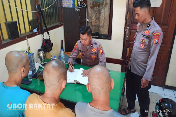 Situbondo, Obor Rakyat – Satreskrim Polres Situbondo Polda Jatim melakukan penahanan terhadap tiga tersangka penyalahgunaan Bahan Bakar Minyak (BBM) bersubsidi jenis Pertalite sebanyak 1200 liter, Selasa (13/8/2024) yang lalu.