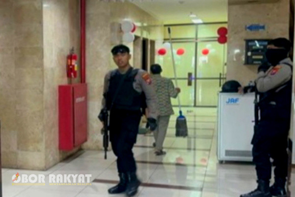 Surabaya, Obor Rakyat - Komisi Pemberantasan Korupsi (KPK) melakukan penggeledahan di ruangan Biro Kesra, Kantor Sekretariat Daerah Provinsi (Setdaprov) Jawa Timur, Jumat (16/8/20224).