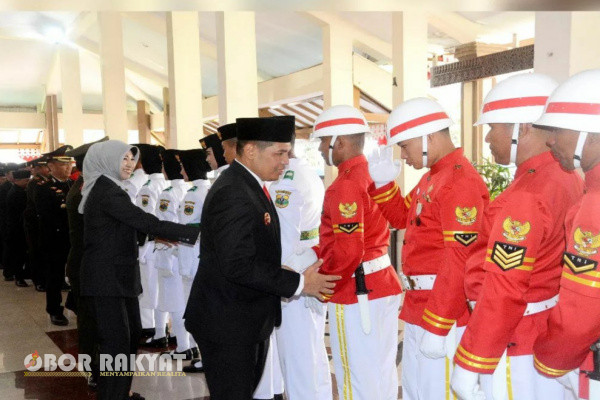 Bondowoso, Obor Rakyat – Penjabat (Pj) Bupati Muhamad Hadi Wawan Guntoro, mengukuhkan 74 anggota Pasukan Pengibar Bendera Pusaka (Paskibraka) Kabupaten Bondowoso, Provinsi Jawa Timur untuk upacara peringatan Hari Hari Ulang Tahun (HUT) Kemerdekaan Republik Indonesia ke- 79.